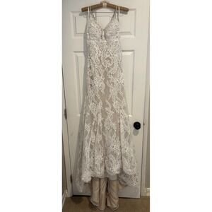 Justin Alexander 8791 Chantilly Lace Fit and Flare Wedding Dress Size 4 + Veil